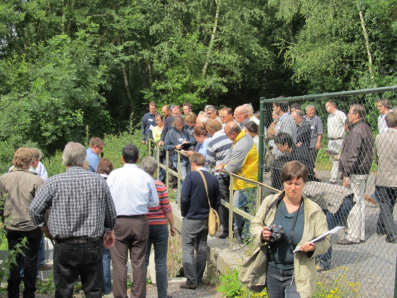 18_Visite de la ZIt a Silly - Boulky - a l avant-plan  Riet Van Mieghem - ESF - coordinatrice de la journee.JPG